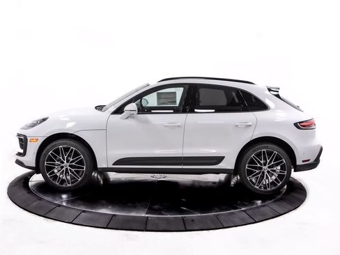 Certified 2025 Porsche Macan image 2