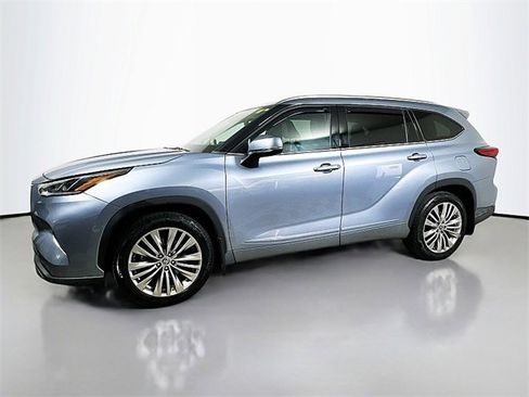 Used 2022 Toyota Highlander Platinum image 3