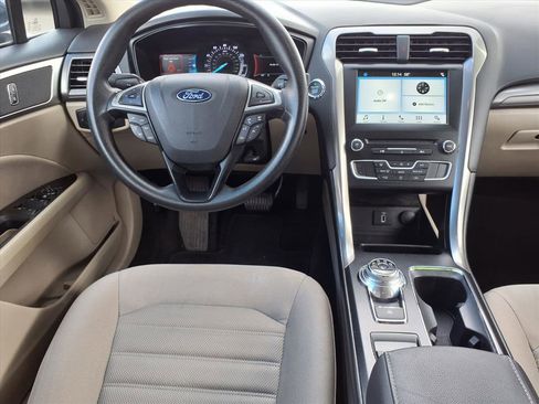Used 2018 Ford Fusion SE w/ Fusion SE Technology Package image 5