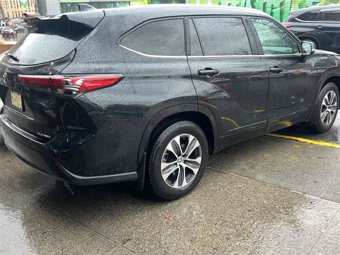 Used 2023 Toyota Highlander XLE image 2