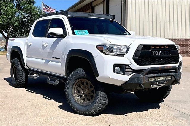 Used 2019 Toyota Tacoma TRD Off-Road AWD/4WD image 3