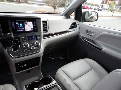 Used 2017 Toyota Sienna XLE image 16