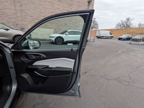 Used 2025 Chevrolet Trax LT w/ LT Convenience Package image 25