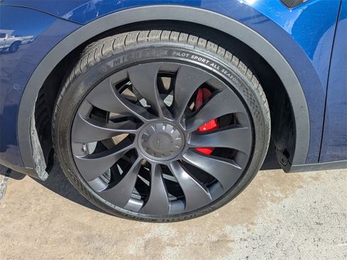 Used 2022 Tesla Model Y Performance image 11