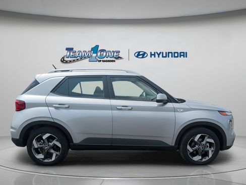 Used 2024 Hyundai Venue SEL FWD image 9