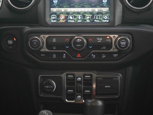 Used 2020 Jeep Wrangler Unlimited Sahara AWD/4WD image 17