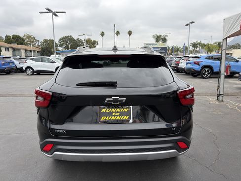 Used 2025 Chevrolet Trax LT FWD image 7