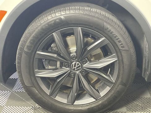 Used 2022 Volkswagen Tiguan SE w/ Panoramic Sunroof Package image 9