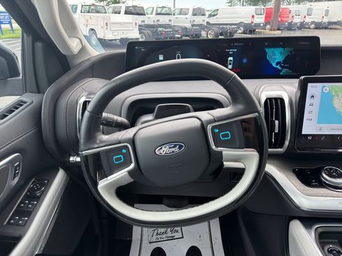 Used 2025 Ford Expedition Platinum AWD/4WD image 12