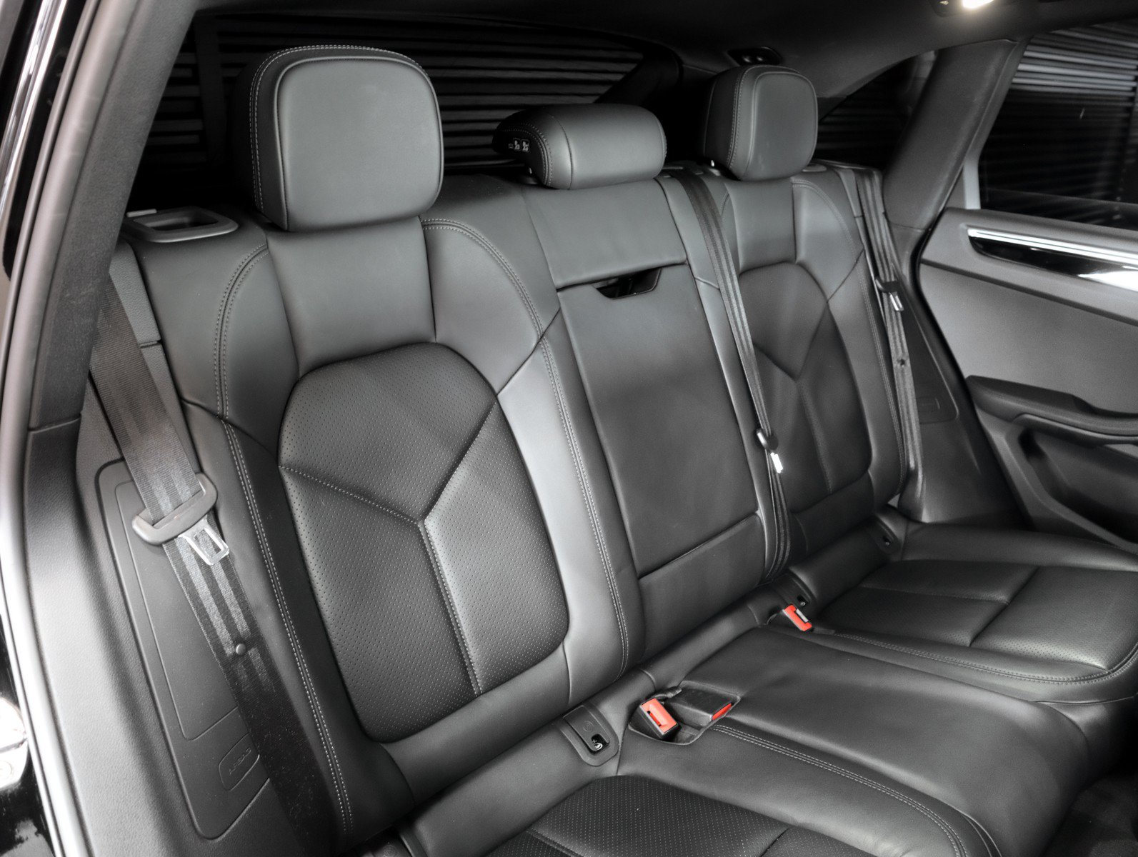 Certified 2023 Porsche Macan AWD/4WD image 6