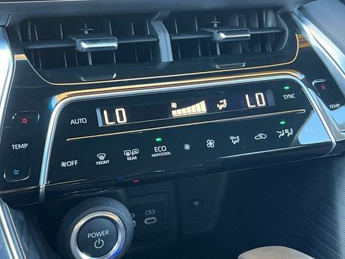 Certified 2024 Toyota Venza XLE image 25