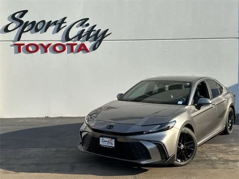 Used 2025 Toyota Camry SE image 1