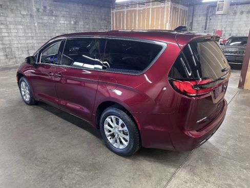 Used 2023 Chrysler Pacifica Touring-L AWD/4WD image 5
