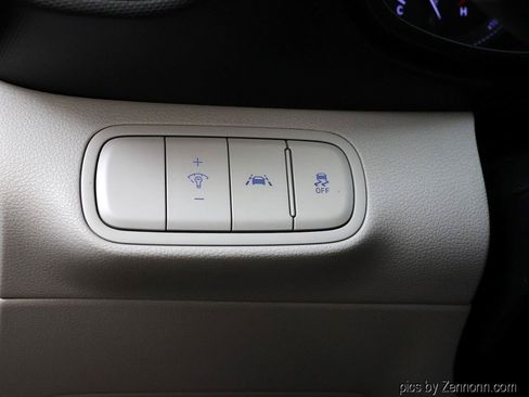 Used 2020 Hyundai Venue SEL FWD image 23