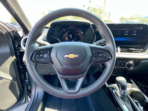 Used 2025 Chevrolet Trax LT FWD image 11