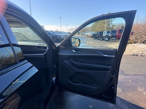 Used 2023 Jeep Grand Cherokee Limited image 16