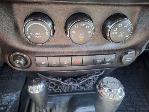 Used 2016 Jeep Wrangler Unlimited Sahara image 16