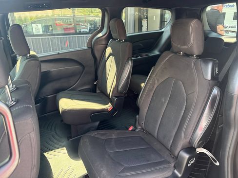 Used 2020 Chrysler Pacifica Touring w/ S Appearance Package FWD image 12