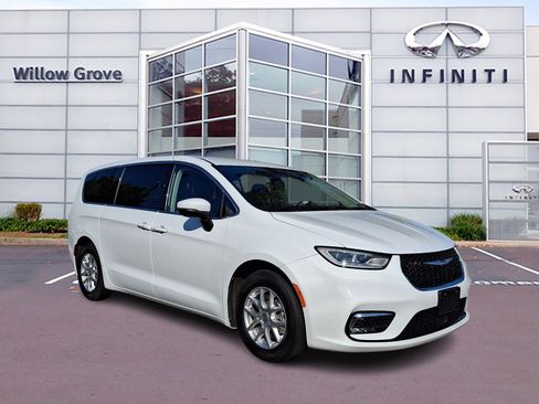 Used 2023 Chrysler Pacifica Touring-L FWD image 1