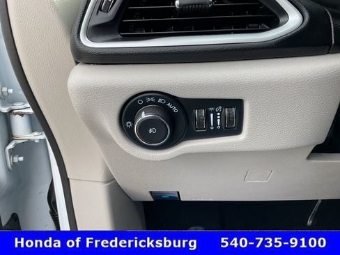 Used 2024 Chrysler Pacifica Touring-L FWD image 41