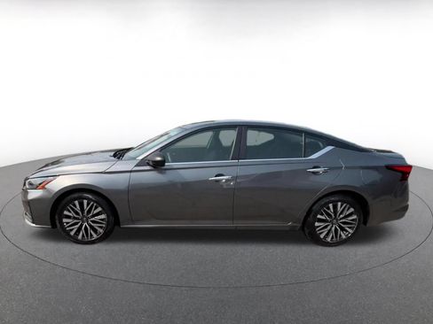 Used 2025 Nissan Altima 2.5 SV FWD image 8