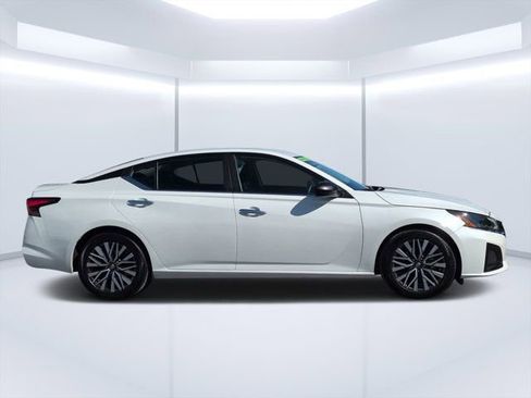 Used 2024 Nissan Altima 2.5 SV FWD image 2