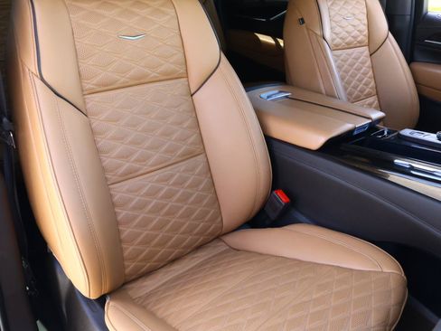 Used 2023 Cadillac Escalade ESV Premium Luxury w/ Performance Package AWD/4WD image 24