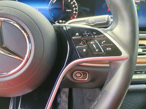 Used 2025 Mercedes-Benz GLE 450e 4MATIC image 11