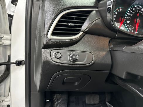 Used 2022 Chevrolet Trax LT w/ LT Convenience Package image 31