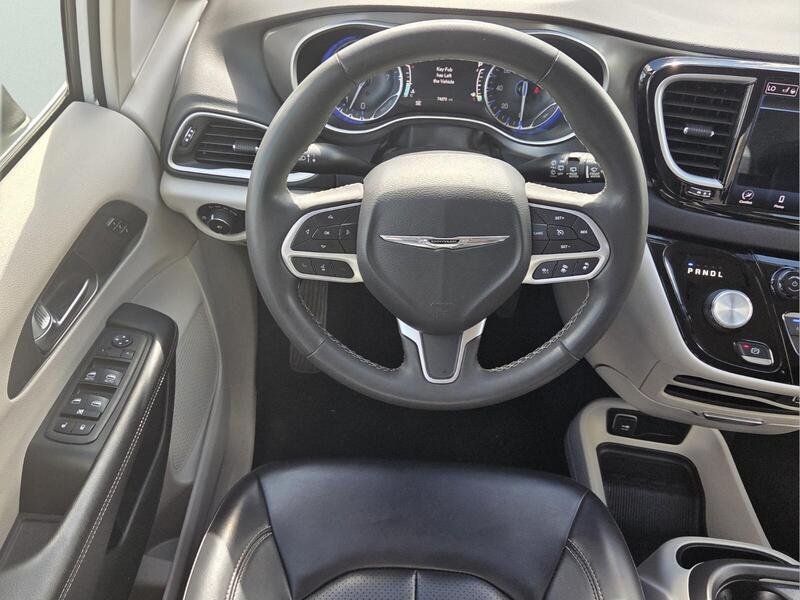 Certified 2023 Chrysler Pacifica Touring-L FWD image 15