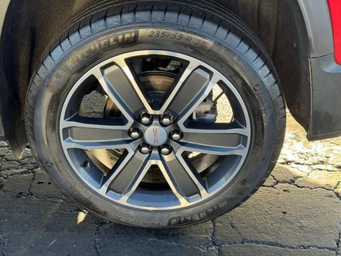 Used 2022 GMC Acadia SLT w/ Preferred Package image 7