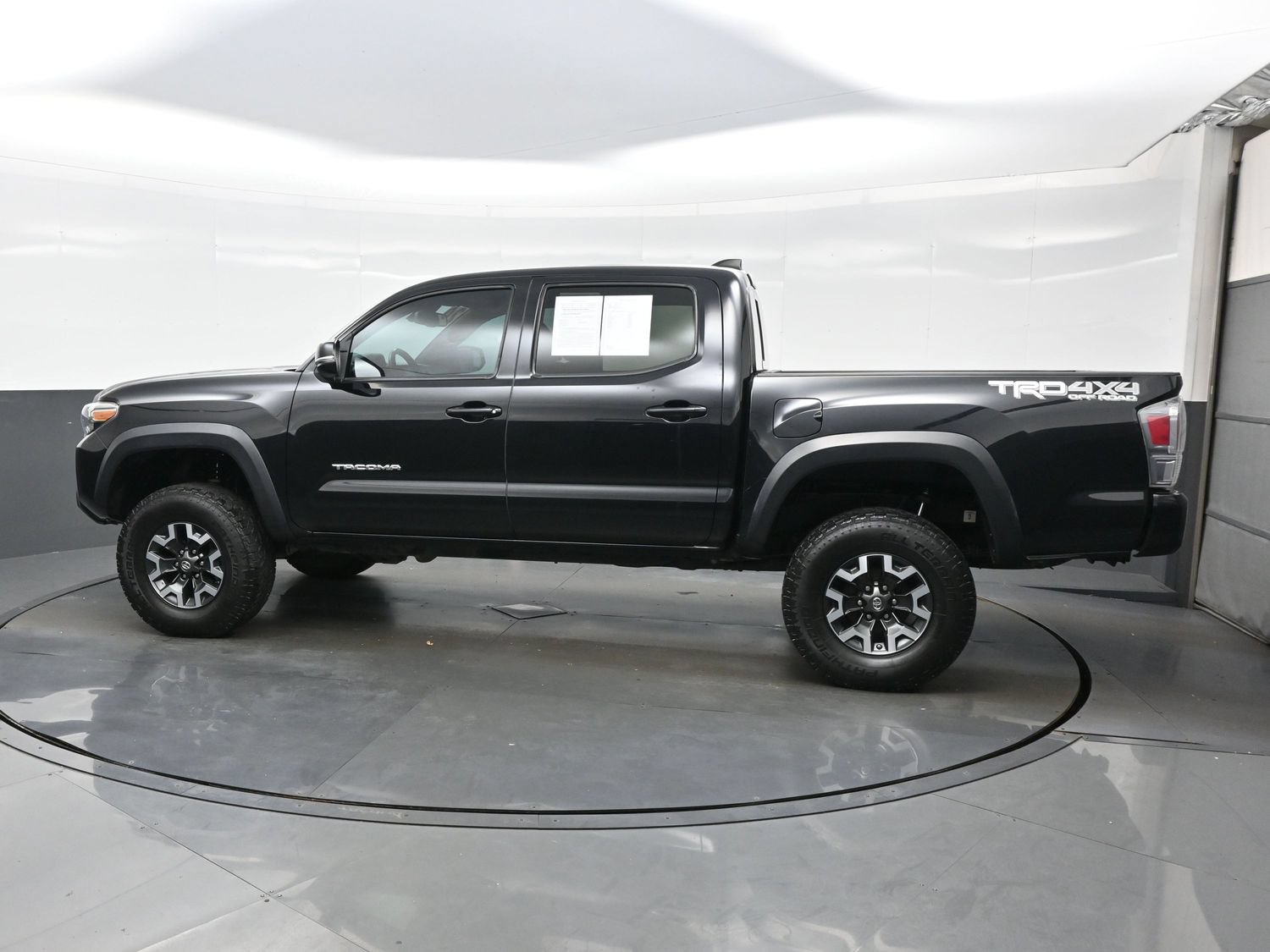 Used 2020 Toyota Tacoma TRD Off-Road w/ Technology Package AWD/4WD image 3