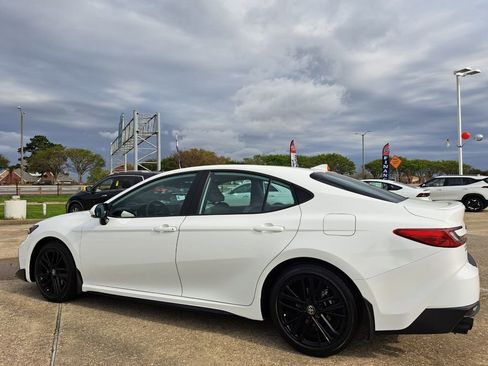 Used 2025 Toyota Camry SE w/ Multimedia Upgrade Package image 7