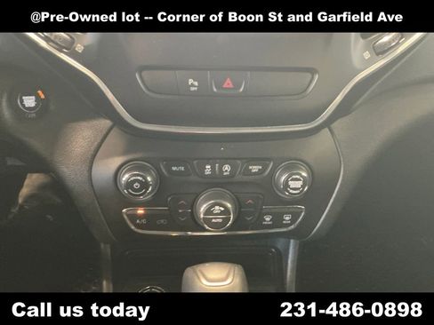 Used 2020 Jeep Cherokee Latitude Plus w/ Comfort/Convenience Group AWD/4WD image 19