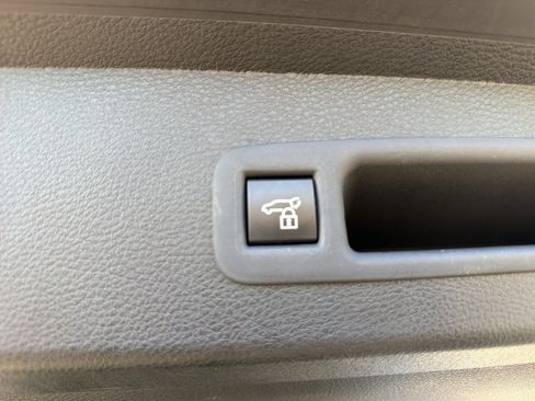 Used 2025 Toyota Sienna Platinum AWD/4WD image 37