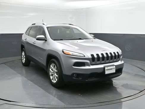 Used 2018 Jeep Cherokee Latitude Plus w/ Comfort/Convenience Group image 17