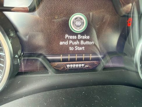 Used 2024 RAM 1500 Laramie AWD/4WD image 4