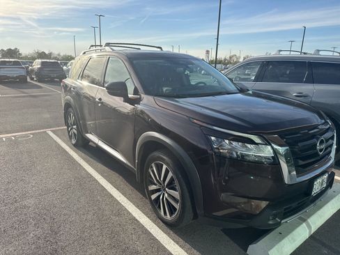 Used 2022 Nissan Pathfinder Platinum w/ Cargo Package image 4