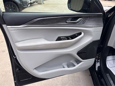 Used 2022 Jeep Grand Cherokee Overland w/ Adv Protech Group III image 19