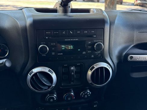 Used 2015 Jeep Wrangler Unlimited Rubicon w/ Connectivity Group image 24