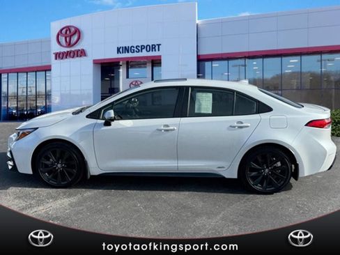 Used 2024 Toyota Corolla SE w/ SE Package image 2