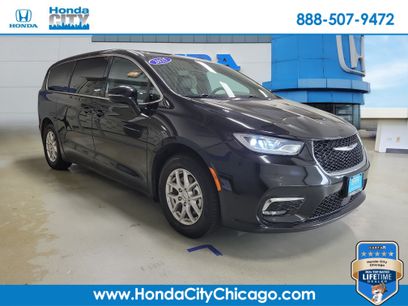Used 2025 Chrysler Pacifica Select