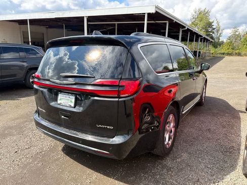 Used 2023 Chrysler Pacifica Limited FWD image 4