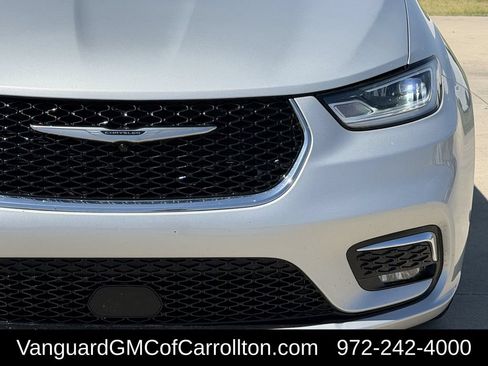 Used 2024 Chrysler Pacifica Touring-L FWD image 4