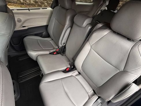 Used 2022 Toyota Sienna XLE FWD image 30