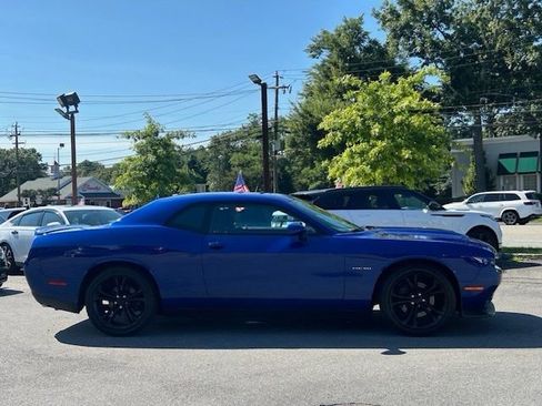 Used 2022 Dodge Challenger R/T RWD image 4