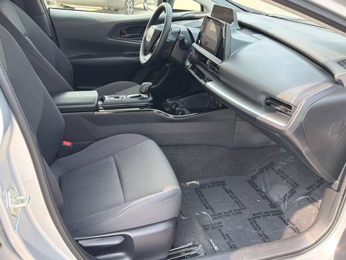 Used 2025 Toyota Prius LE FWD image 9