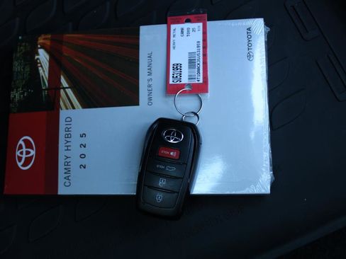 Used 2025 Toyota Camry SE image 27