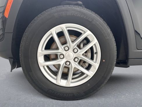 Used 2023 Jeep Grand Cherokee Laredo AWD/4WD image 21