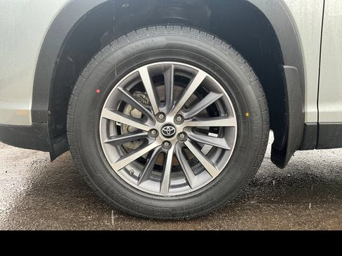 Used 2019 Toyota Highlander XLE AWD/4WD image 16